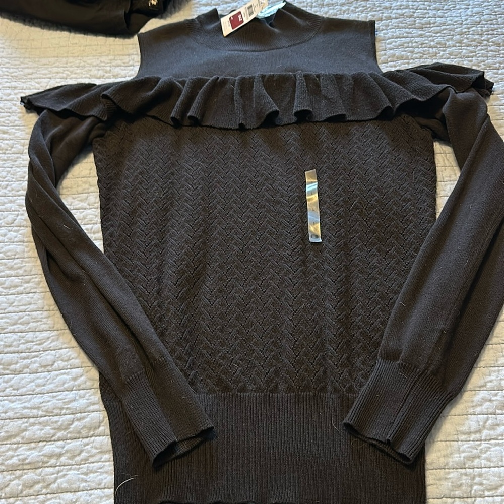 Gorgeous cold shoulder sweater sz large BKE
NWT